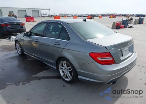 2012 Mercedes-Benz C 250 Sport z USA, uszkodzony, nr VIN WDDGF4HB2CR223348